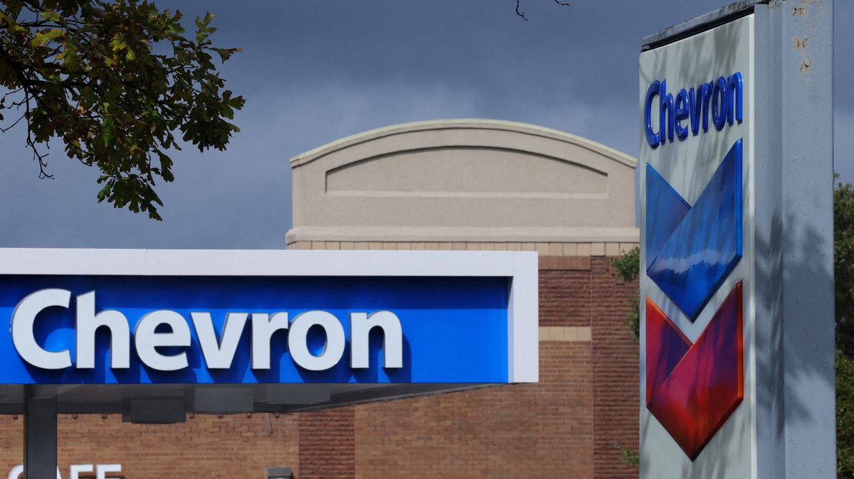 Ropným koncernům Exxon a Chevron meziročně výrazně klesly zisky
